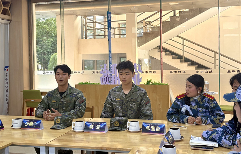 学生代表分享军训感悟