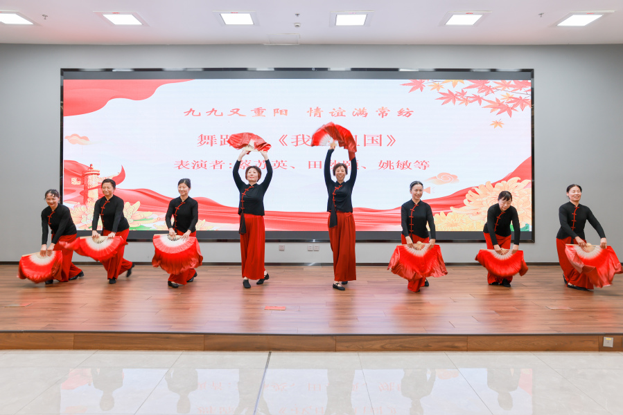 退休教师表演节目