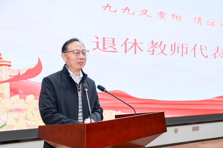 退休教师代表赵发荣发言