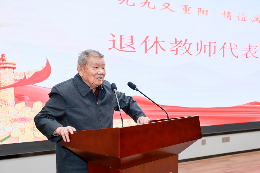 退休教师代表赵发荣发言