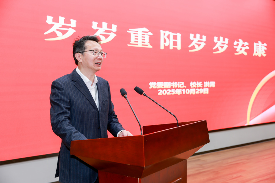 校长洪霄通报工作情况